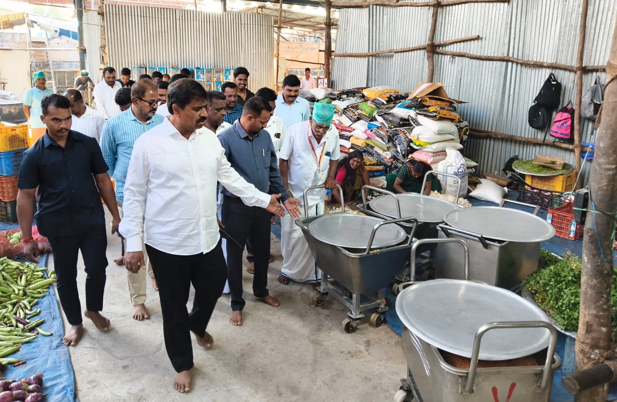 ಶಿವರಾತ್ರಿ ಜಾತ್ರಾ ಮಹೋತ್ಸವದ ಅಂಗವಾಗಿ ಶುಕ್ರವಾರ ಕ್ಷೇತ್ರದ ದಾಸೋಹ ಭವನಕ್ಕೆ ಭೇಟಿನೀಡಿದ ಹನೂರು ಶಾಸಕ ಎಂ.ಆರ್.ಮಂಜುನಾಥ್‌ ಸಿದ್ಧತೆಗಳನ್ನು ಪರಿಶೀಲಿಸಿದರು. 