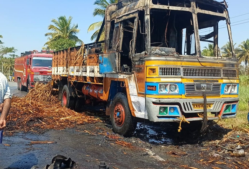 ವಿದ್ಯುತ್‌ ಸ್ಪರ್ಶಿಸಿ ಕಬ್ಬಿನ ಲಾರಿ ಭಸ್ಮ