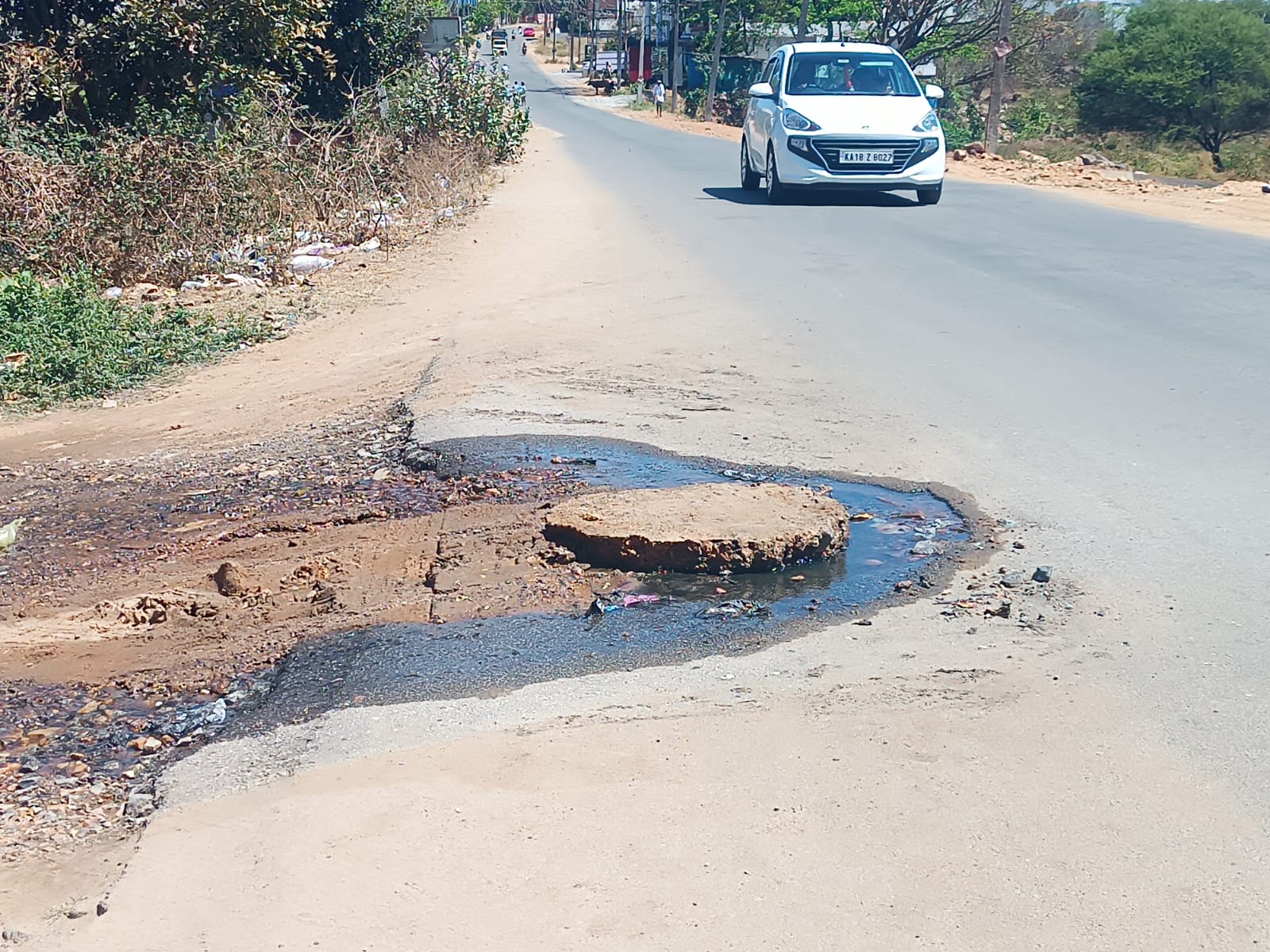 ಜ್ಯೋತಿನಗರದ ಮುಖ್ಯರಸ್ತೆಯಲ್ಲಿ ಮ್ಯಾನ್‌ಹೋಲ್ ಭರ್ತಿಯಾಗಿ ರಸ್ತೆ ಮೇಲೆ ಹರಿಯುವ ಕೊಳಚೆ ನೀರು