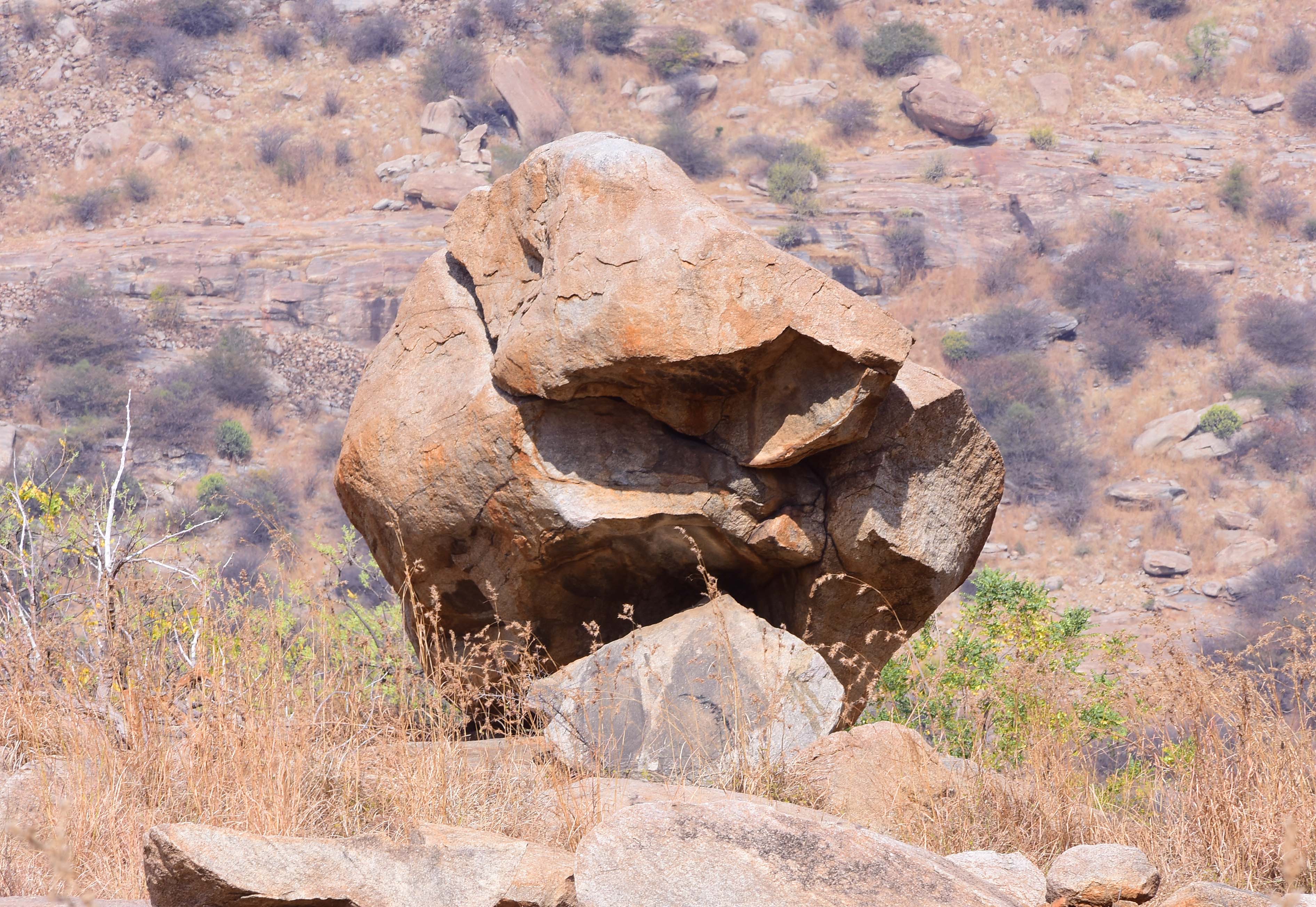 ಜಟಂಗಿ ರಾಮೇಶ್ವರ ಬೆಟ್ಟದ ಹಾಕಿಯಲ್ಲಿ ಕಂಡ ಹೆಬ್ಬಂಡೆ