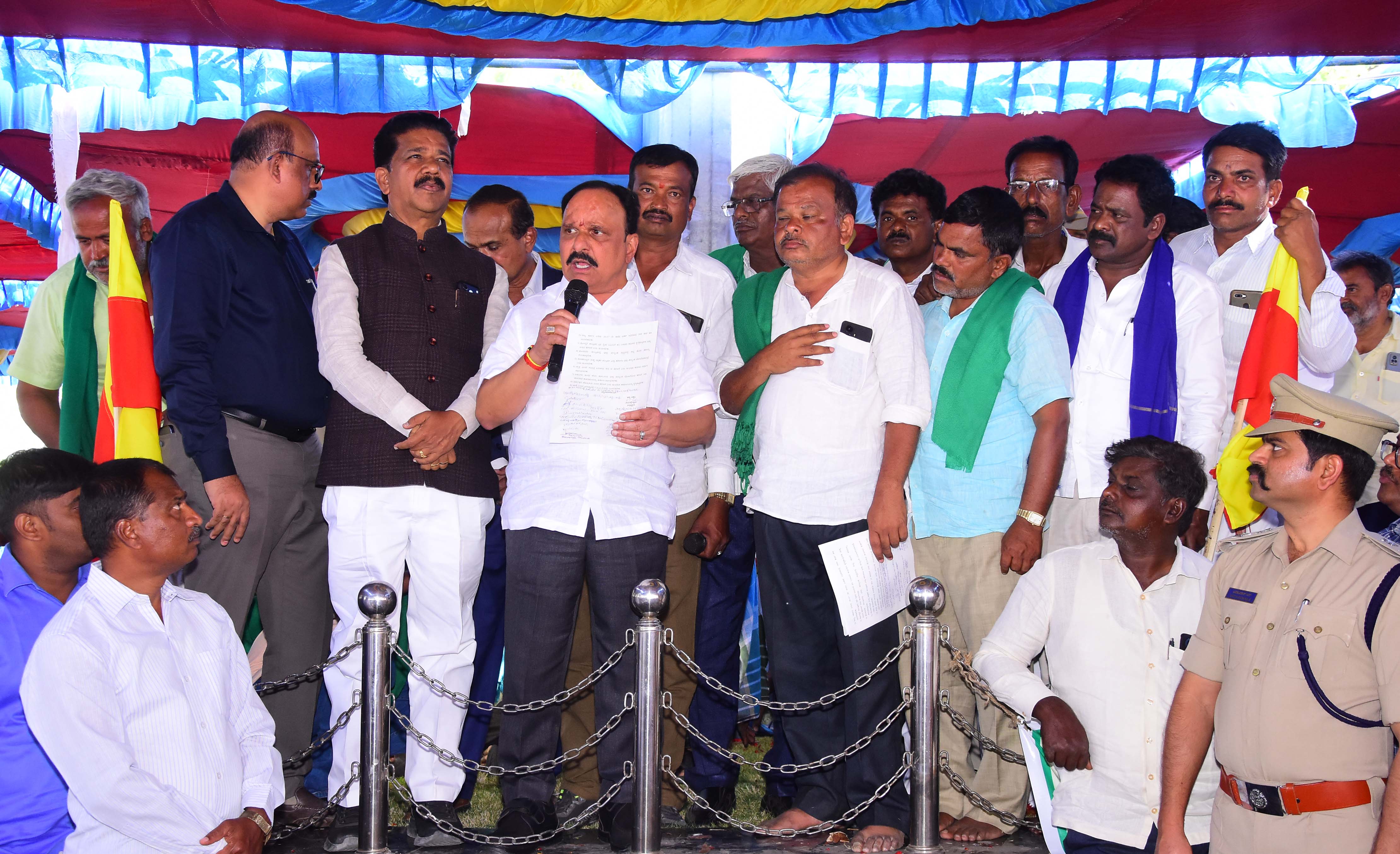 ಜಿಲ್ಲಾ ಉಸ್ತುವಾರಿ ಸಚಿವ ಡಿ.ಸುಧಾಕರ್‌ ಮನವಿ ಸ್ವೀಕರಿಸಿ ಮಾತನಾಡಿದರು