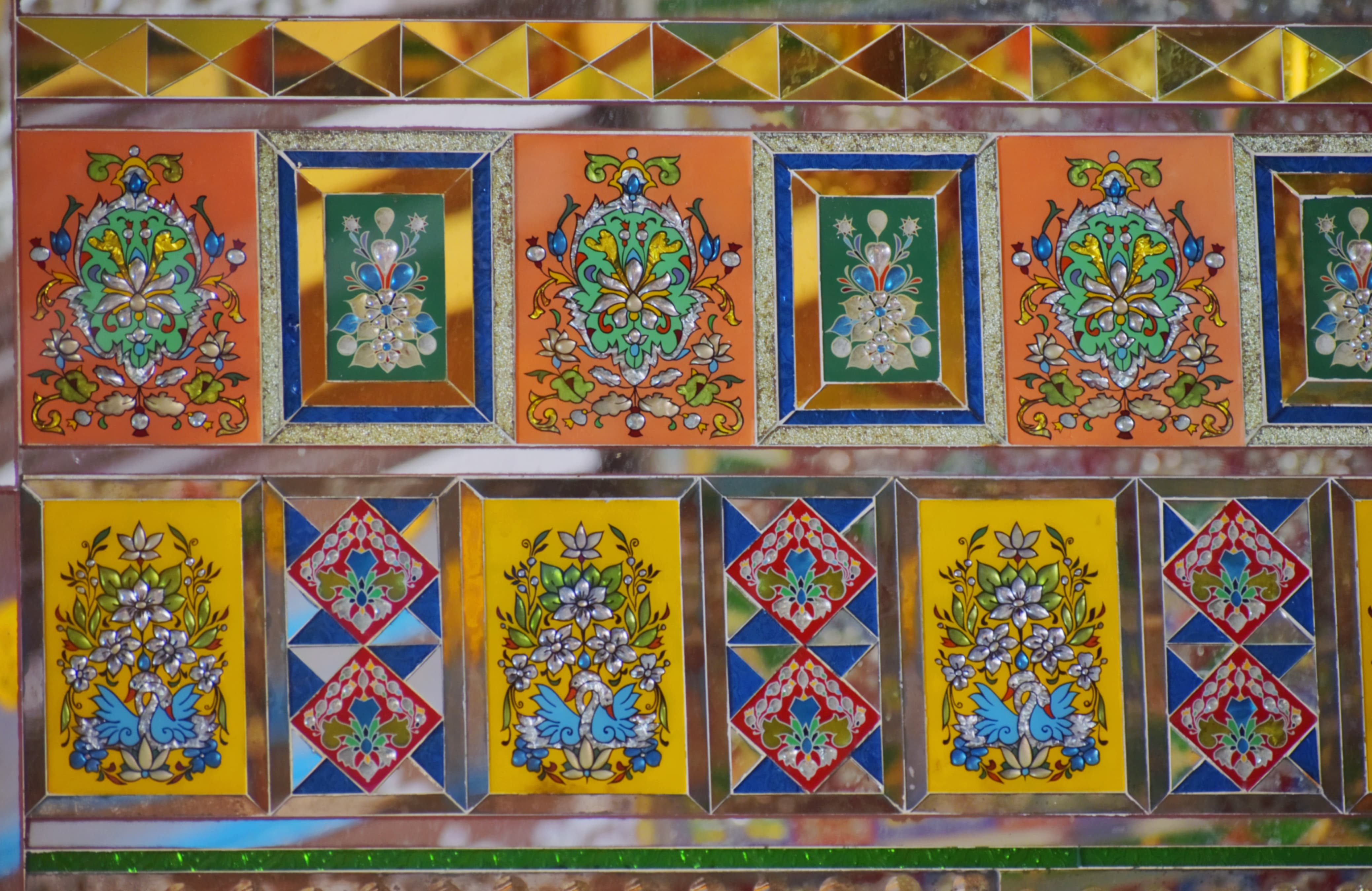 ಹುಬ್ಬಳ್ಳಿಯ ಸಿದ್ಧಾರೂಢ ಮಠದ ಕೈಲಾಸ ಮಂಟಪ ಪೂಜಾ ಮಂಟಪದಲ್ಲಿ ಬಿಡಿಸಿರುವ  ‘ಮೀನಾಕರಿ’ ಕಲೆಯ ವಿನ್ಯಾಸ 