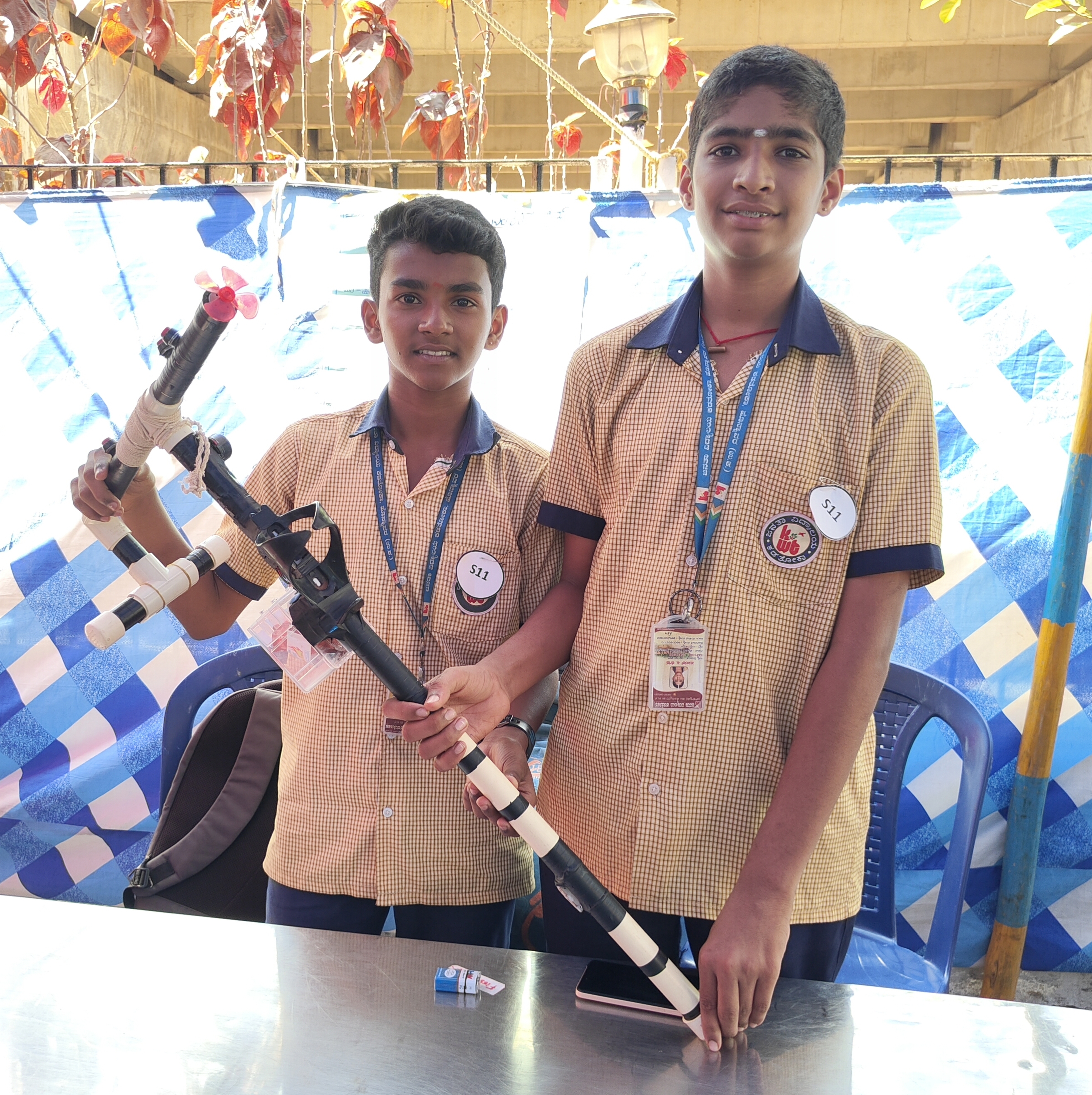 ಜಿಲ್ಲಾಮಟ್ಟದ ವಿಜ್ಞಾನ ವಸ್ತು ಪ್ರದರ್ಶನದಲ್ಲಿ ಕಡತೋಕಾ ಪ್ರೌಢಶಾಲೆಯ ವಿದ್ಯಾರ್ಥಿಗಳು ಪ್ರದರ್ಶಿಸಿದ ಬಹು ಉಪಯೋಗಿ ಊರುಗೋಲು.