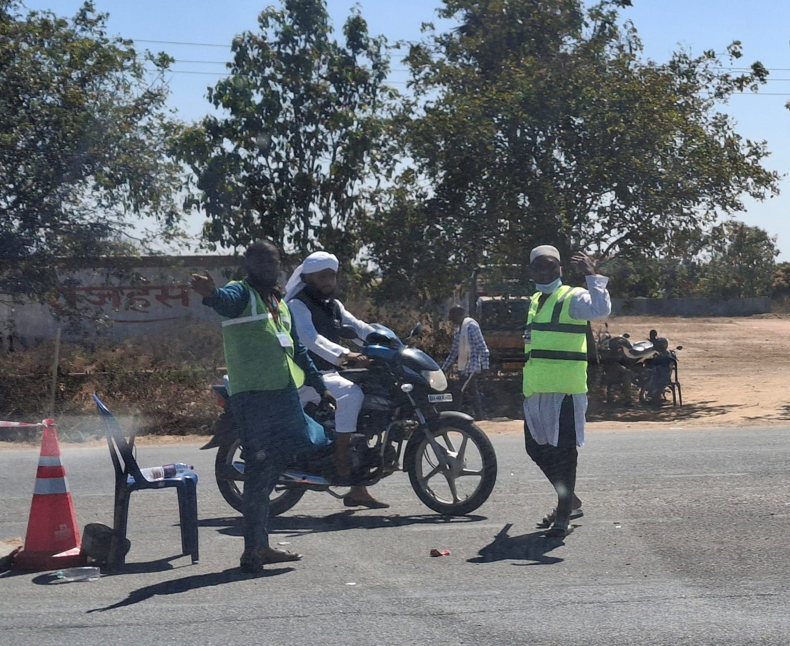 ರಾಷ್ಟ್ರೀಯ ಹೆದ್ದಾರಿ 75ರಲ್ಲಿ ಸಂಚಾರ ದಟ್ಟಣೆ ನಿಯಂತ್ರಿಸುತ್ತಿರುವ ಮುಸ್ಲಿಂ ಸ್ವಯಂಸೇವಕರು