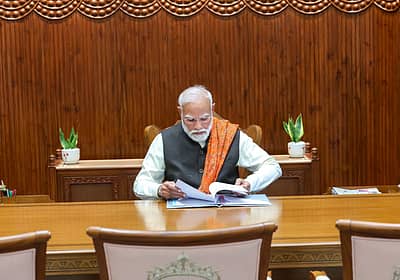 ಸೇವಾ ತೀರ್ಥದಲ್ಲಿ  ಕಡತಗಳಿಗೆ ಸಹಿ ಹಾಕುತ್ತಿರುವ  ಪ್ರಧಾನಿ ಮೋದಿ 