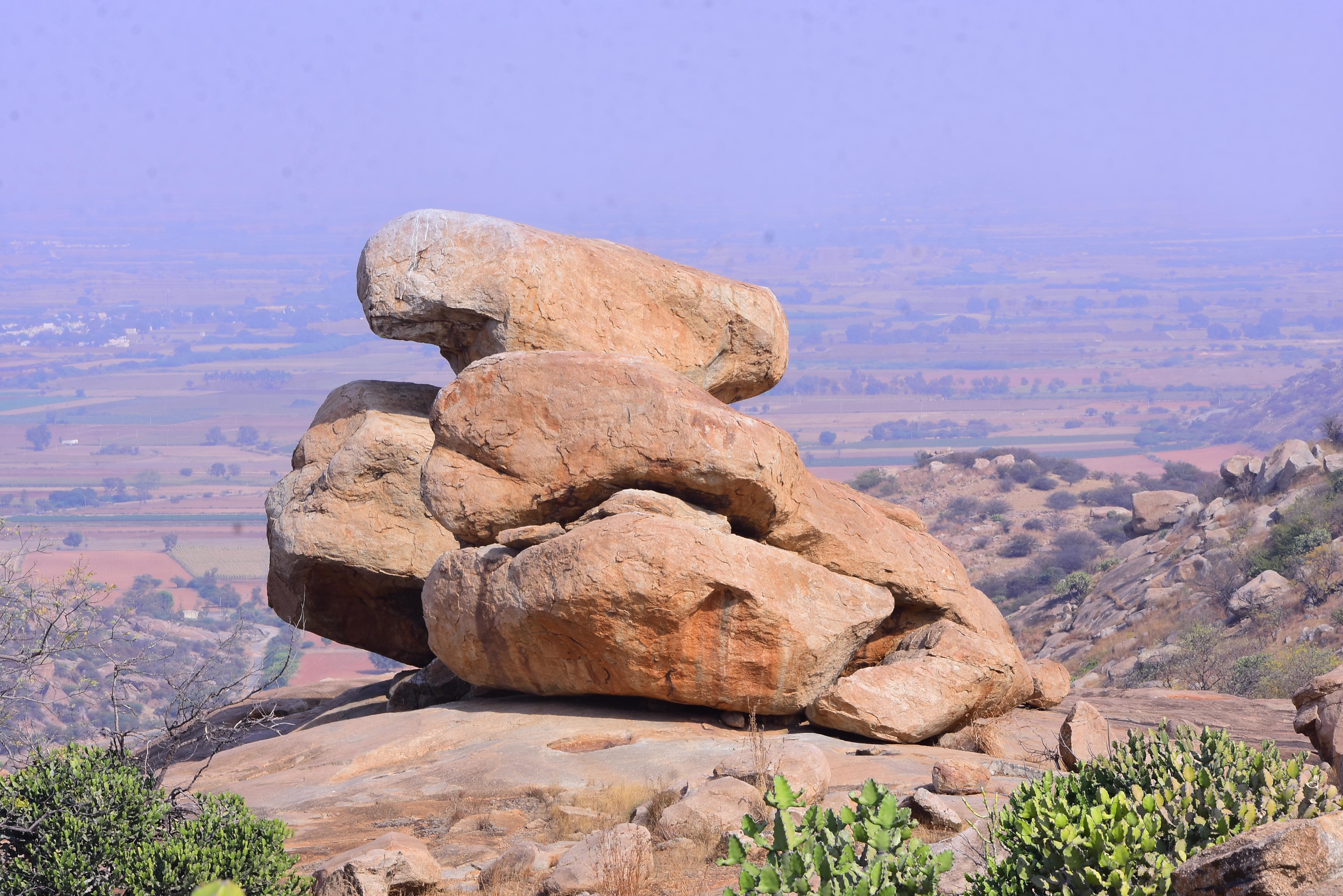 ರಾಮೇಶ್ವರ ಬೆಟ್ಟದಲ್ಲಿ ಕಂಡ ಹೆಬ್ಬಂಡೆ