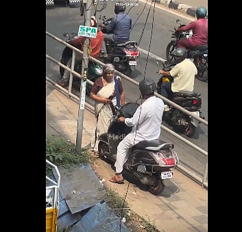 ನೋ ವೇ ಚಾನ್ಸೇ ಇಲ್ಲ: ಪಾದಚಾರಿ ಮಾರ್ಗದಲ್ಲಿ ಬಂದ ಬೈಕ್‌ ಸವಾರನಿಗೆ ವೃದ್ದೆಯ ಪಾಠ
