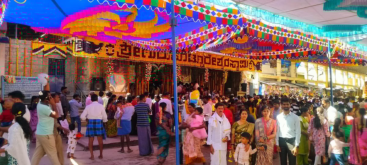 ಕೊಟ್ಟೂರೇಶ್ವರ ಸ್ವಾಮಿ ದರ್ಶನ ಪಡೆದ ಭಕ್ತರು