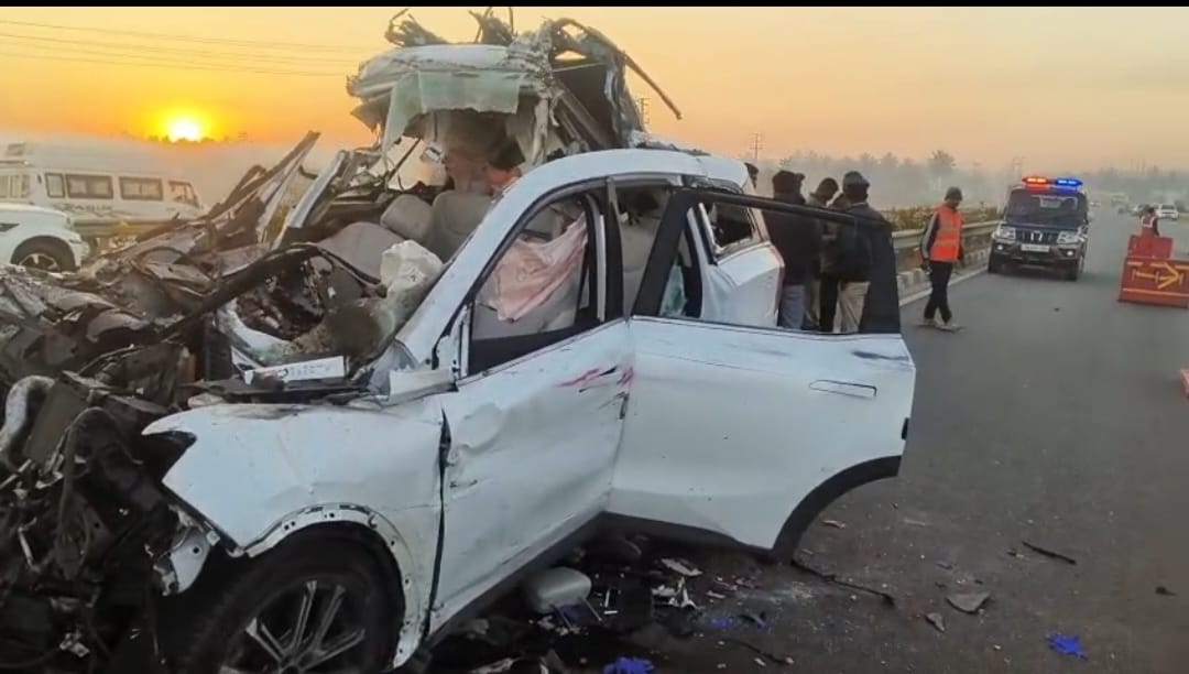 ಅಪಘಾತದ ಭೀಕರತೆ ಹೇಳುವ ನಜ್ಜುಗುಜ್ಜಾದ ಕಾರು