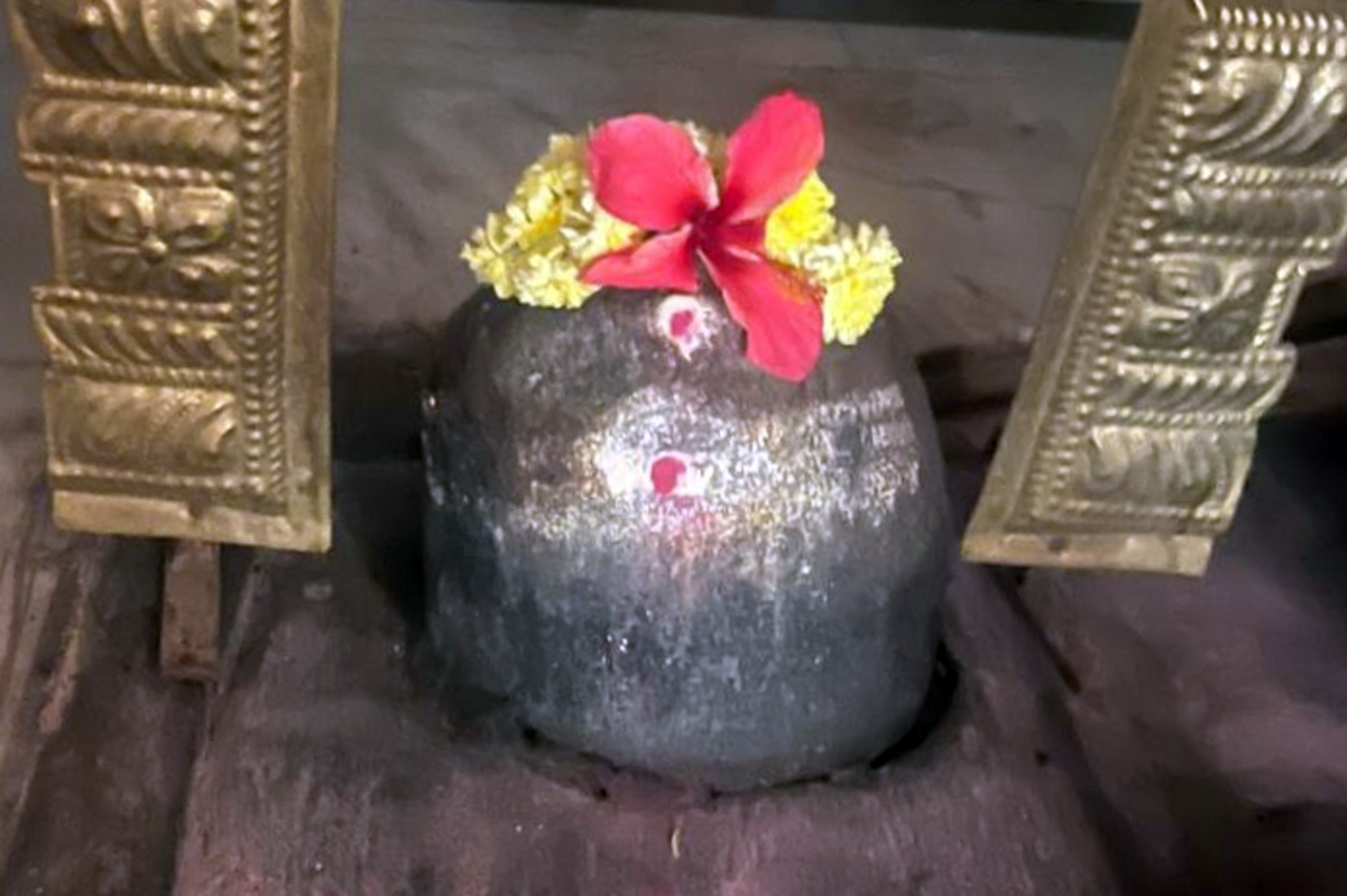 ದೇವಾಲಯದ ಗರ್ಭ ಗುಡಿಯಲ್ಲಿರುವ ಪುರಾತನ ಮರಡಿಲಿಂಗೇಶ್ವರ (ಮರಳಿಲಿಂಗೇಶ್ವರ) ಲಿಂಗ