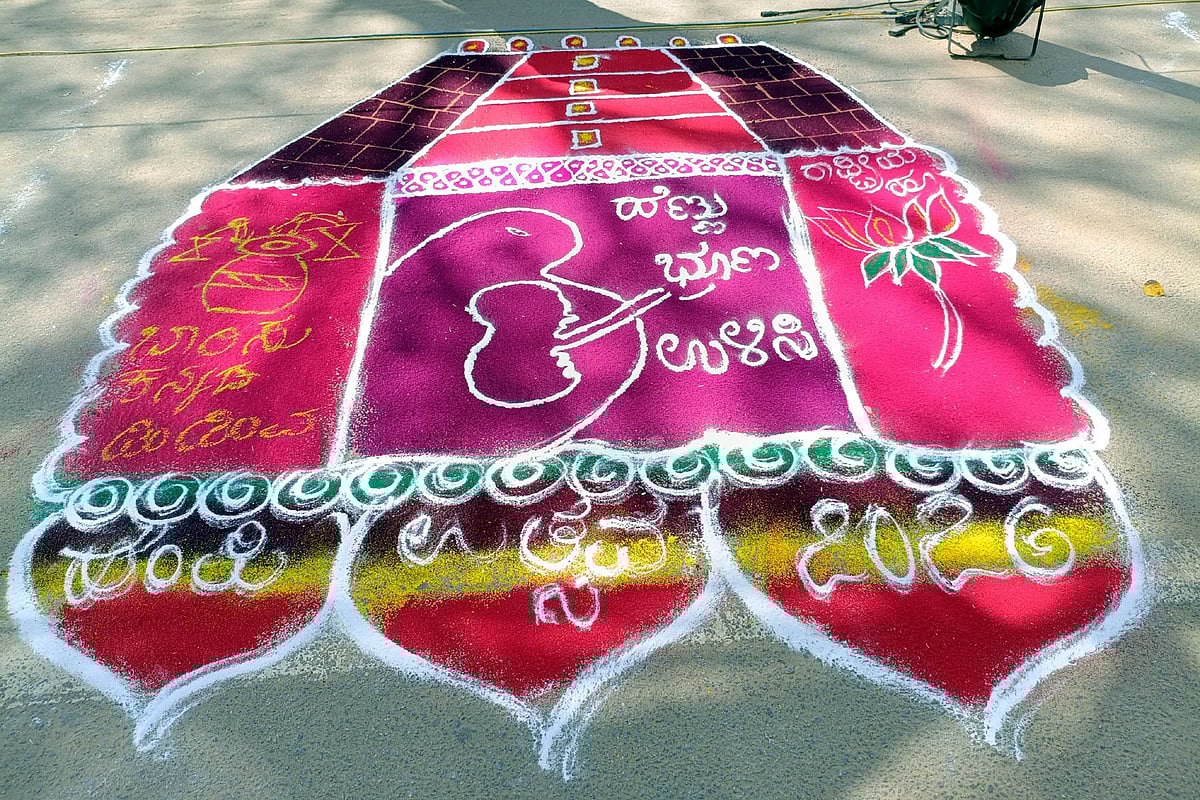 ಹಂಪಿ: ರಾಜ ಬೀದಿಯಲ್ಲಿ ವರ್ಣವೈವಿಧ್ಯ ರಂಗೋಲಿ