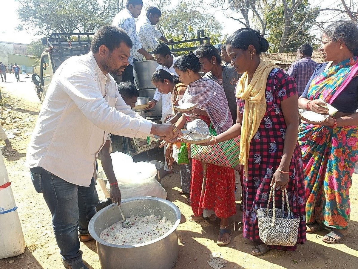 ಅದಾನಿ ಸೋಲಾರ್ ಪಾದಯಾತ್ರಿಗಳಿಗೆ ಅನ್ನ ಸಂತರ್ಪಣೆ