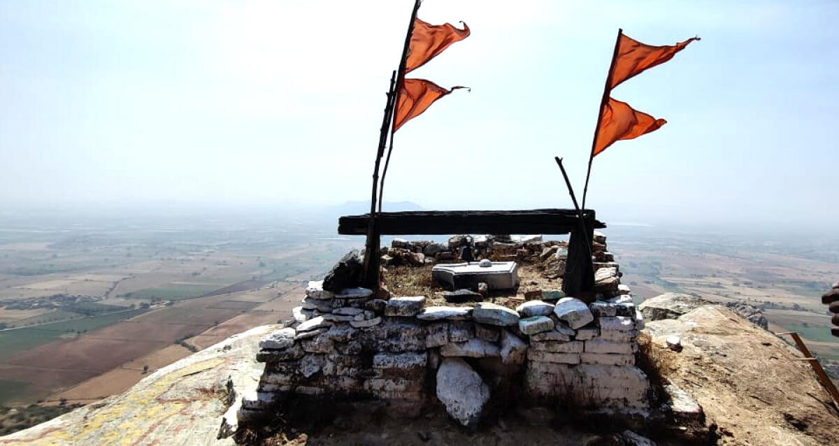 ಜಟ್ಟಂಗಿ ರಾಮೇಶ್ವರ ದೊಡ್ಡ ಬೆಟ್ಟದಲ್ಲಿರುವ ಜಟಾಯು ಪಕ್ಷಿಯ ಸಮಾಧಿ