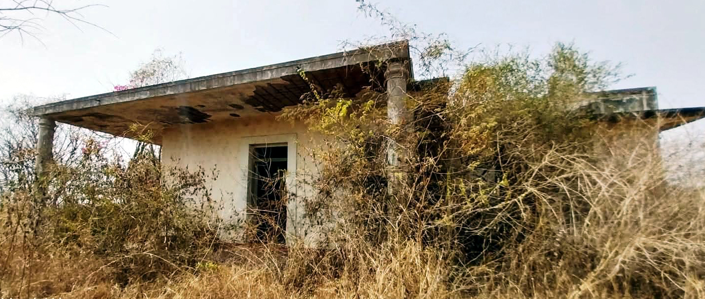 ಚನ್ನಪಟ್ಟಣ ತಾಲ್ಲೂಕಿನ ಚಂದ್ರಗಿರಿದೊಡ್ಡಿ ಗ್ರಾಮದ ಗುಡ್ಡೆಯ ಮೇಲೆ ಪಾಳು ಬಿದ್ದಿರುವ ಕೆಂಗಲ್ ಹನುಮಂತಯ್ಯ ಅವರು ನಿರ್ಮಿಸಿದ್ದ ವಿಶ್ರಾಂತಿ ಗೃಹ