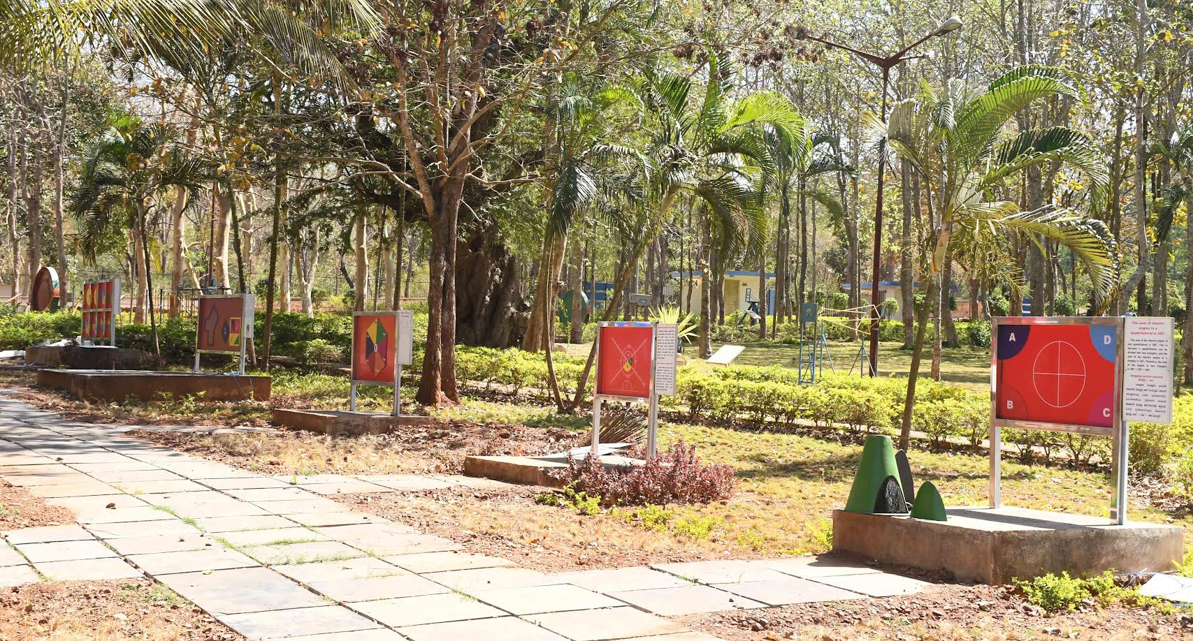 ಧಾರವಾಡದ ಪ್ರಾದೇಶಿಕ ವಿಜ್ಞಾನ ಕೇಂದ್ರದ ಆವರಣದಲ್ಲಿ ನಿರ್ಮಿಸಿರುವ ಶ್ರೀನಿವಾಸ ರಾಮಾನುಜನ್‌ ಗಣಿತ ಉದ್ಯಾನ