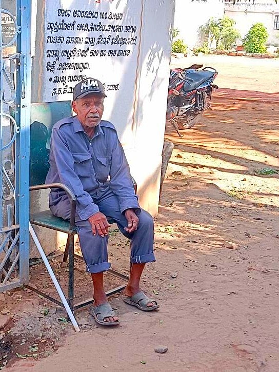 ಸರ್ಕಾರಿ ಶಾಲೆಗೆ ಸೆಕ್ಯುರಿಟಿ ಗಾರ್ಡ್‌ ನಿಯೋಜನೆ! ತೇರದಾಳ ಶಾಲೆಯ ಮಾದರಿ ನಡೆ