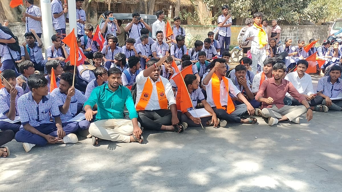 ಅಕ್ರಮವಾಗಿ ಆಹಾರ ಮಳಿಗೆ ನಿರ್ಮಾಣ: ಪ್ರತಿಭಟನೆ