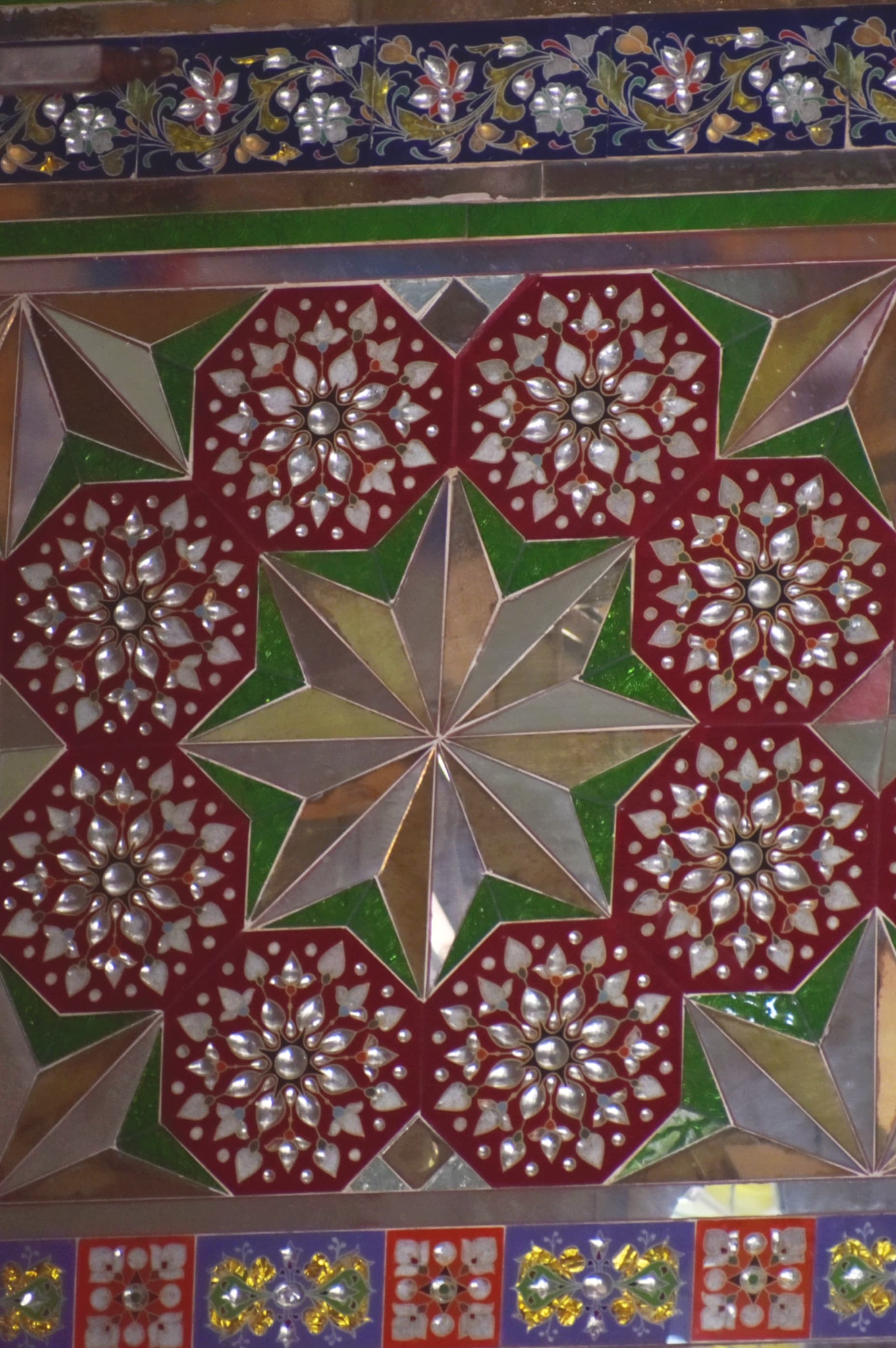 ಹುಬ್ಬಳ್ಳಿಯ ಸಿದ್ಧಾರೂಢ ಮಠದ ಕೈಲಾಸ ಮಂಟಪ ಪೂಜಾ ಮಂಟಪದಲ್ಲಿ ಬಿಡಿಸಿರುವ  ‘ಮೀನಾಕರಿ’ ಕಲೆಯ ವಿನ್ಯಾಸ 