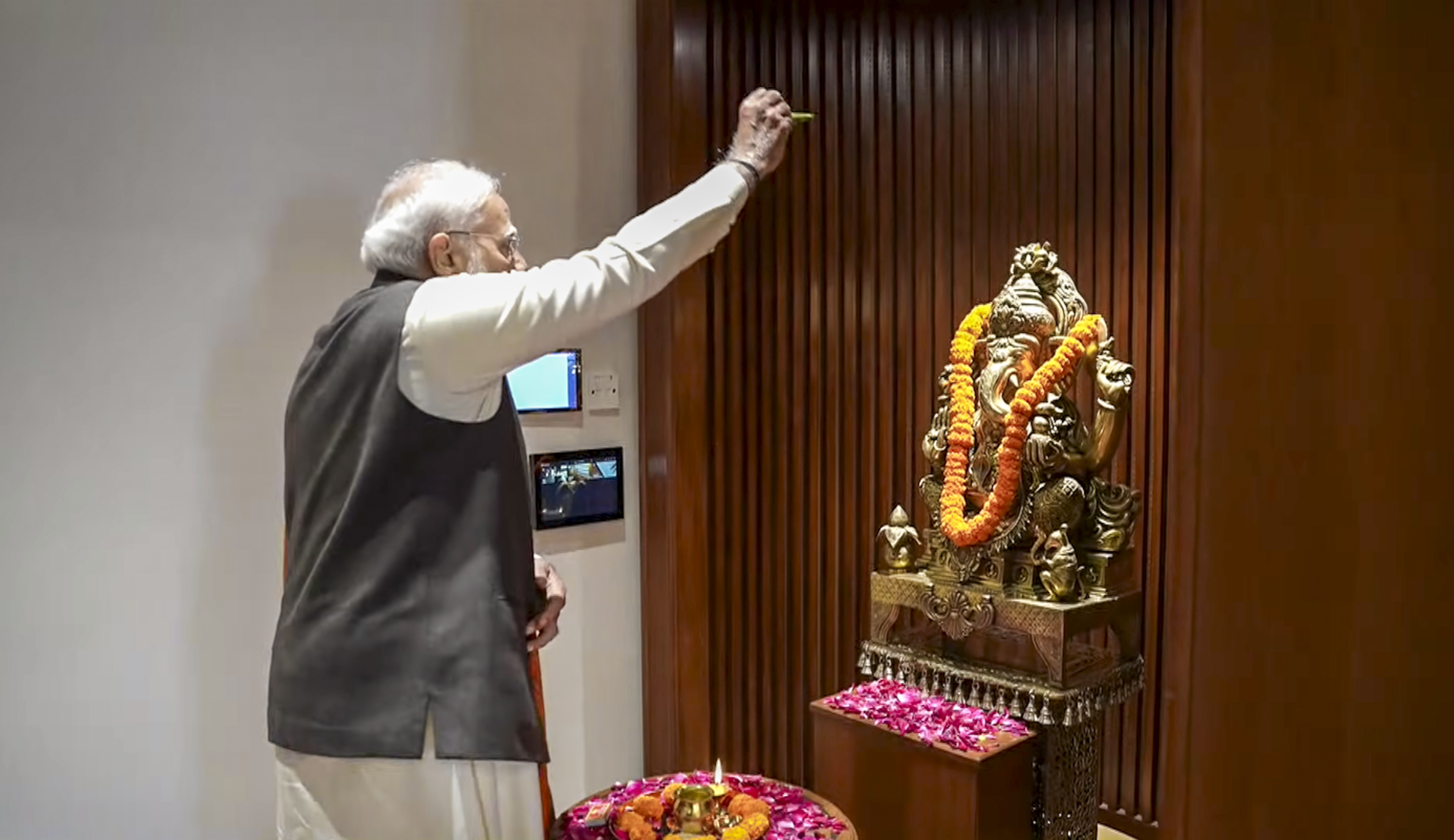 ‘ಸೇವಾ ತೀರ್ಥ’ ಉದ್ಘಾಟನೆ ಕಾರ್ಯಕ್ರಮದಲ್ಲಿ ಪ್ರಧಾನಿ ನರೇಂದ್ರ ಮೋದಿ ಅವರು ಗಣೇಶ ಮೂರ್ತಿಗೆ ಪೂಜೆ ಸಲ್ಲಿಸುವ ಮೂಲಕ ಧಾರ್ಮಿಕ ವಿಧಿಗಳನ್ನು ಶುಕ್ರವಾರ ನೆರವೇರಿಸಿದರು 