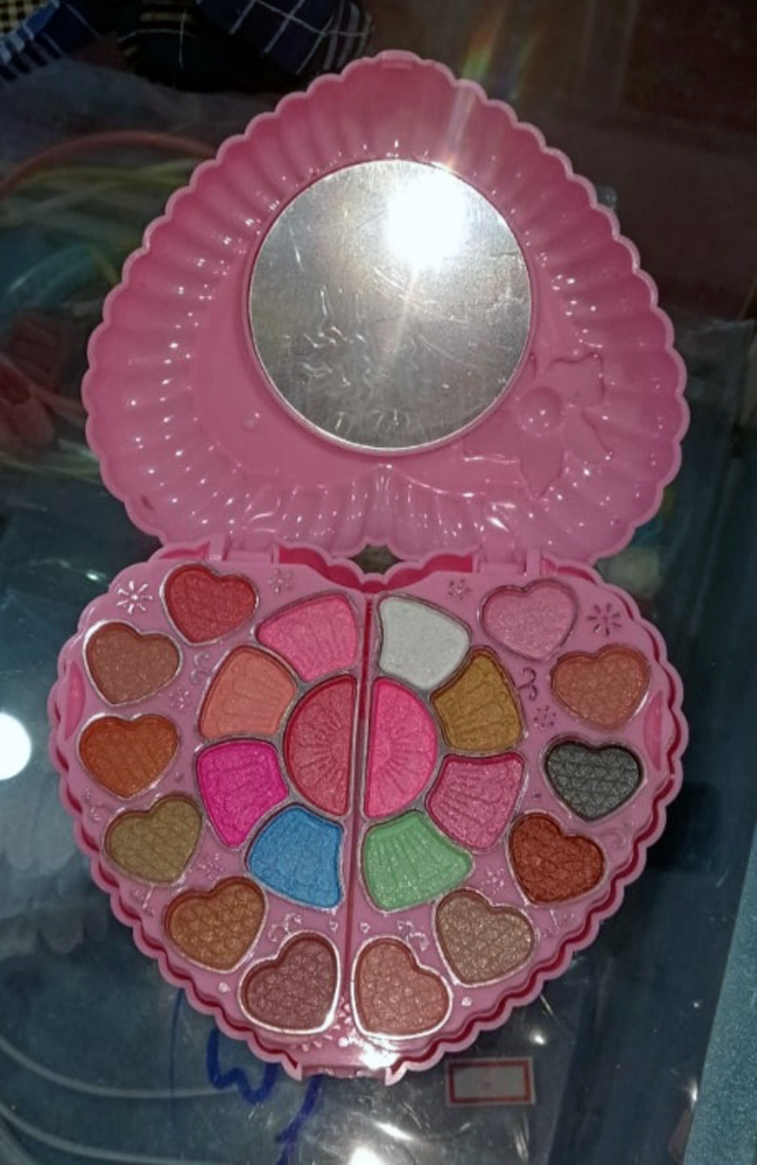 ಮಾರಾಟಕ್ಕೆ ಇಟ್ಟಿದ್ದ ಪ್ರೀತಿಯ ಉಡುಗೊರೆಗಳು