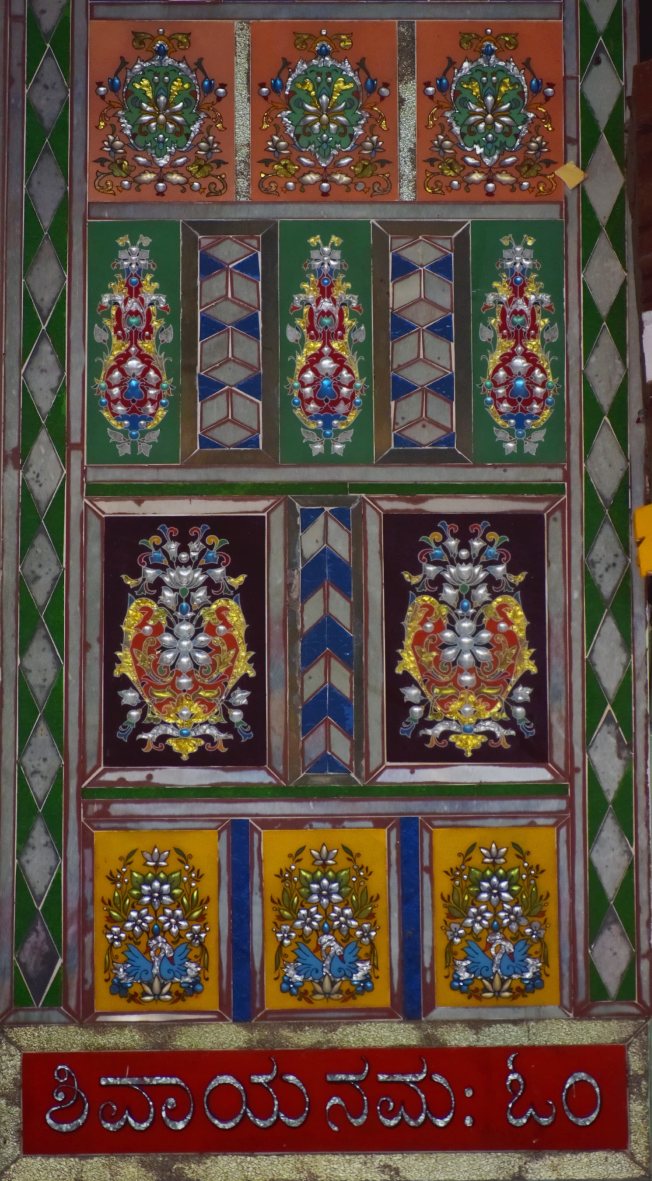 ಹುಬ್ಬಳ್ಳಿಯ ಸಿದ್ಧಾರೂಢ ಮಠದ ಕೈಲಾಸ ಮಂಟಪ ಪೂಜಾ ಮಂಟಪದಲ್ಲಿ ಬಿಡಿಸಿರುವ  ‘ಮೀನಾಕರಿ’ ಕಲೆಯ ವಿನ್ಯಾಸ 