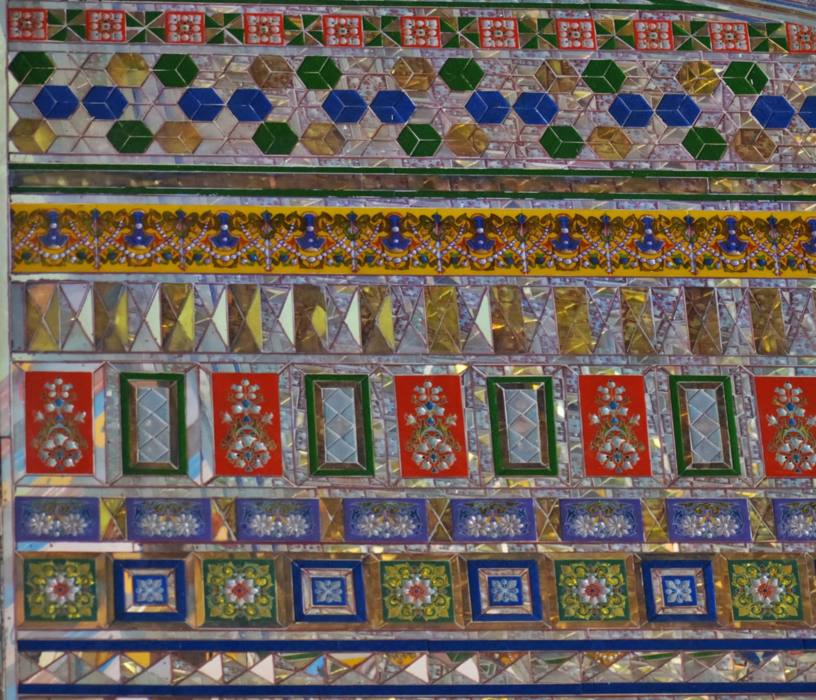 ಹುಬ್ಬಳ್ಳಿಯ ಸಿದ್ಧಾರೂಢ ಮಠದ ಕೈಲಾಸ ಮಂಟಪ ಪೂಜಾ ಮಂಟಪದಲ್ಲಿ ಬಿಡಿಸಿರುವ  ‘ಮೀನಾಕರಿ’ ಕಲೆಯ ವಿನ್ಯಾಸ 