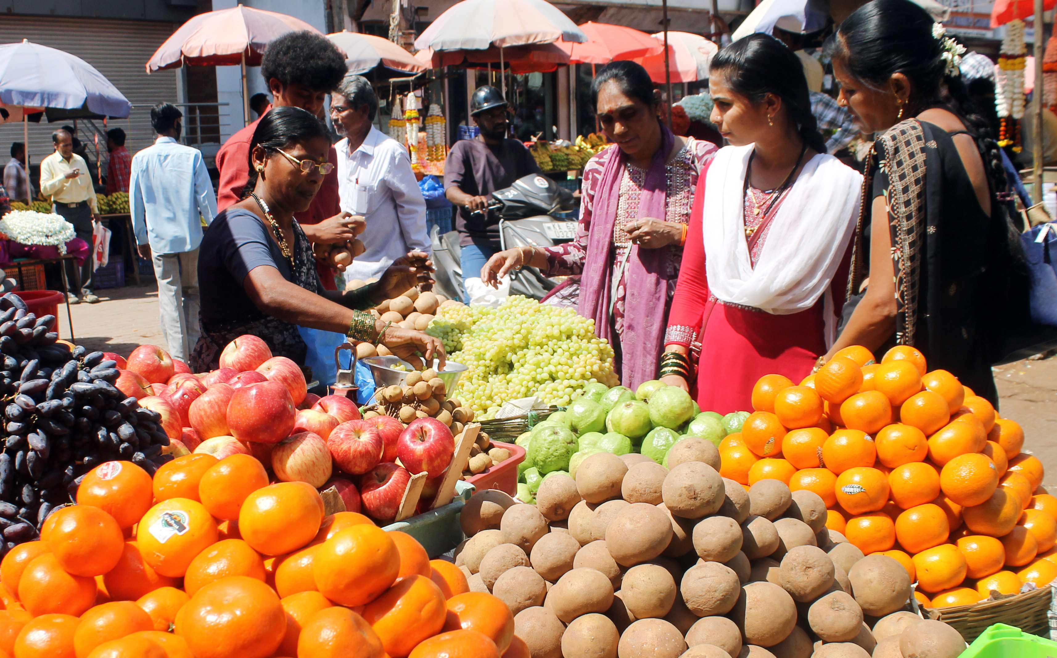 ಹುಬ್ಬಳ್ಳಿಯ ದುರ್ಗದ ಬೈಲ್‌ನ ಮಾರುಕಟ್ಟೆಯಲ್ಲಿ ಶನಿವಾರ ಗ್ರಾಹಕರು ಹಣ್ಣುಗಳನ್ನು ಖರೀದಿಸಿದ್ದು ಕಂಡುಬಂದಿತು