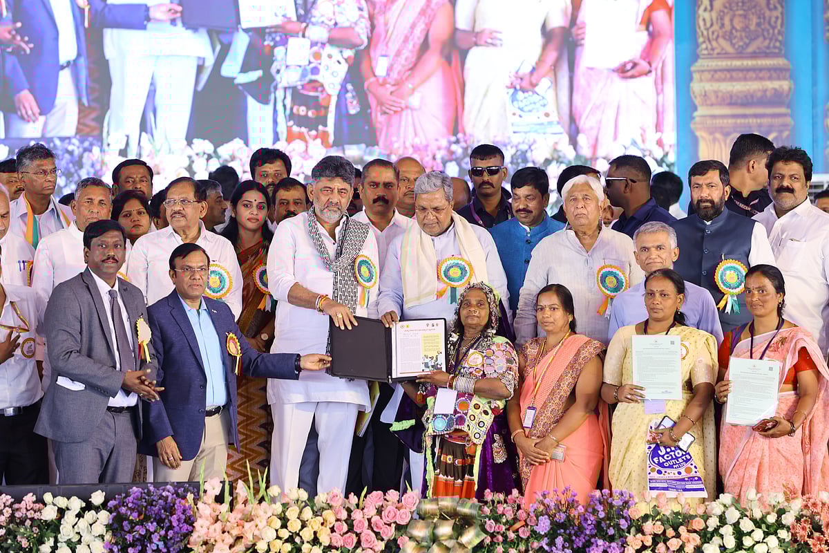 ಭೂ ಗ್ಯಾರಂಟಿ ಸಮರ್ಪಣಾ ಸಮಾವೇಶ: ಹಕ್ಕುಪತ್ರ ಪಡೆದು ಹಿಗ್ಗಿದರು