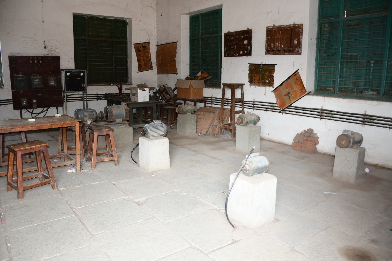 ಕಲಬುರಗಿಯ ಸರ್ಕಾರಿ ಕಿರಿಯ ತಾಂತ್ರಿಕ ಶಾಲೆಯಲ್ಲಿನ ಎಲೆಕ್ಟ್ರಿಕಲ್ ವಿಭಾಗದ ಪ್ರಯೋಗಾಲಯದಲ್ಲಿನ ಉಪಕರಣ ಹಾಳಾಗಿರುವುದು