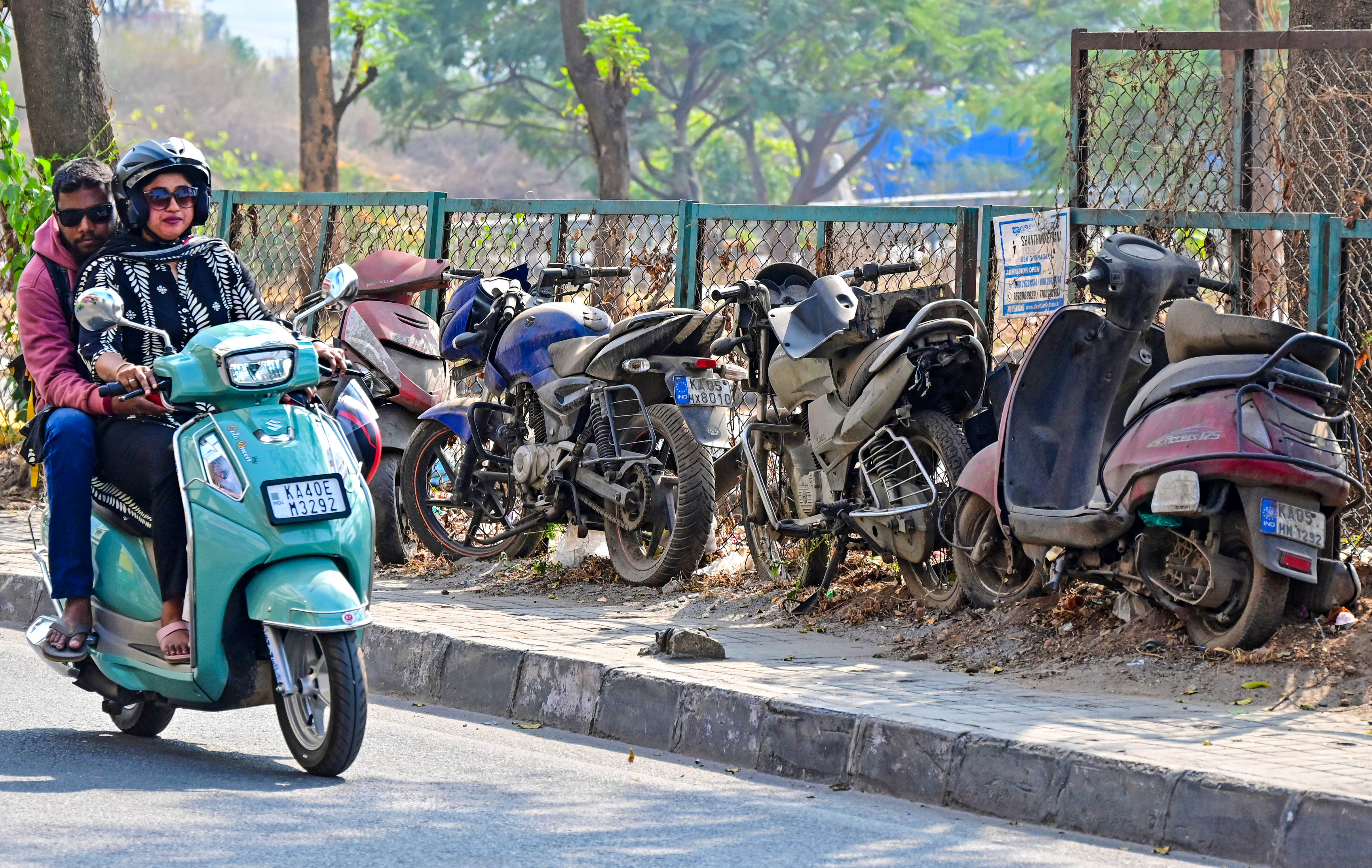 ವೀರಭದ್ರನಗರದ ರಸ್ತೆಯ ಪಾದಚಾರಿ ಮಾರ್ಗದಲ್ಲಿ ಅನಾಥವಾಗಿ ನಿಂತಿರುವ ದ್ವಿಚಕ್ರ ವಾಹನಗಳು
ಪ್ರಜಾವಾಣಿ ಚಿತ್ರ: ರಂಜು ಪಿ.