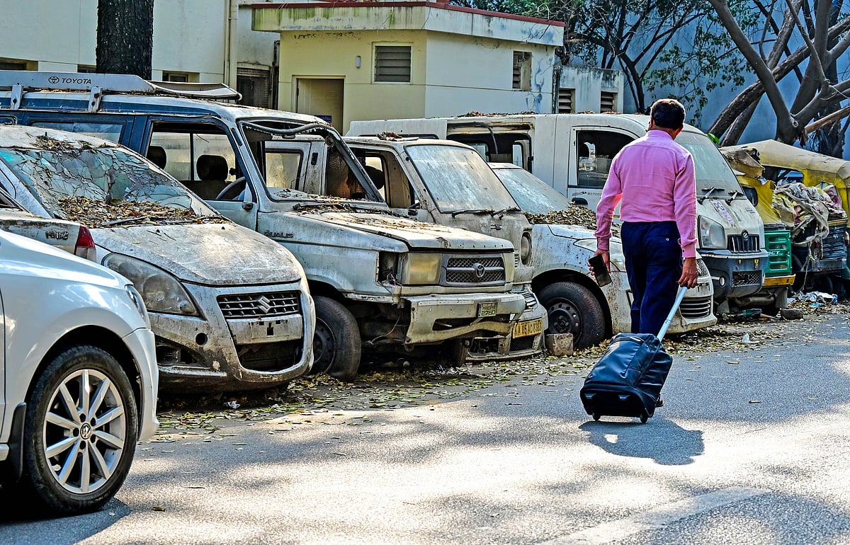 Bengaluru: ರಸ್ತೆಯಲ್ಲೇ ನಿಂತ ಅನಾಥ ವಾಹನಗಳು