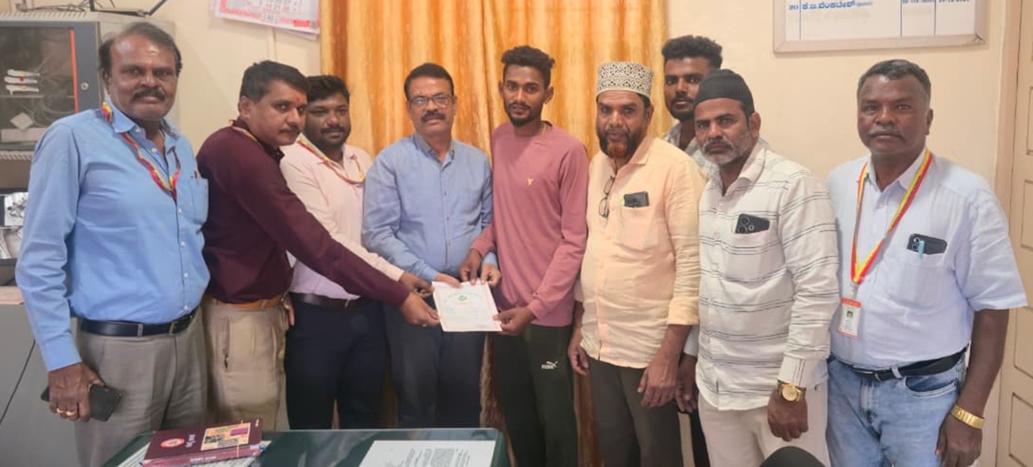 ರಾಮನಗರದ ಸರ್ಕಾರಿ ರೇಷ್ಮೆಗೂಡು ಮಾರುಕಟ್ಟೆಯಲ್ಲಿ  ಶನಿವಾರ ಗರಿಷ್ಠ ದರ ಪಡೆದ ತುಮಕೂರು ಜಿಲ್ಲೆಯ ಶಿರಾ ತಾಲ್ಲೂಕಿನ ಯದಲಡಕು ಗ್ರಾಮದ ರೈತ ಶ್ರೀನಿವಾಸ್ ಅವರಿಗೆ ಮಾರುಕಟ್ಟೆಯ ರೇಷ್ಮೆ ಜಂಟಿ ನಿರ್ದೇಶಕ ಎಂ. ಮಲ್ಲಿಕಾರ್ಜುನ ಸ್ವಾಮಿ ಅವರು ಅಭಿನಂದನಾ ಪತ್ರ ನೀಡಿದರು. ಗೂಡು ಖರೀದಿಸಿದ ರೀಲರ್ ಮೊಹಮದ್ ಜಬಿ ಅಹಮದ್ ಅಧಿಕಾರಿಗಳು ಹಾಗೂ ಇತರರು ಇದ್ದಾರೆ