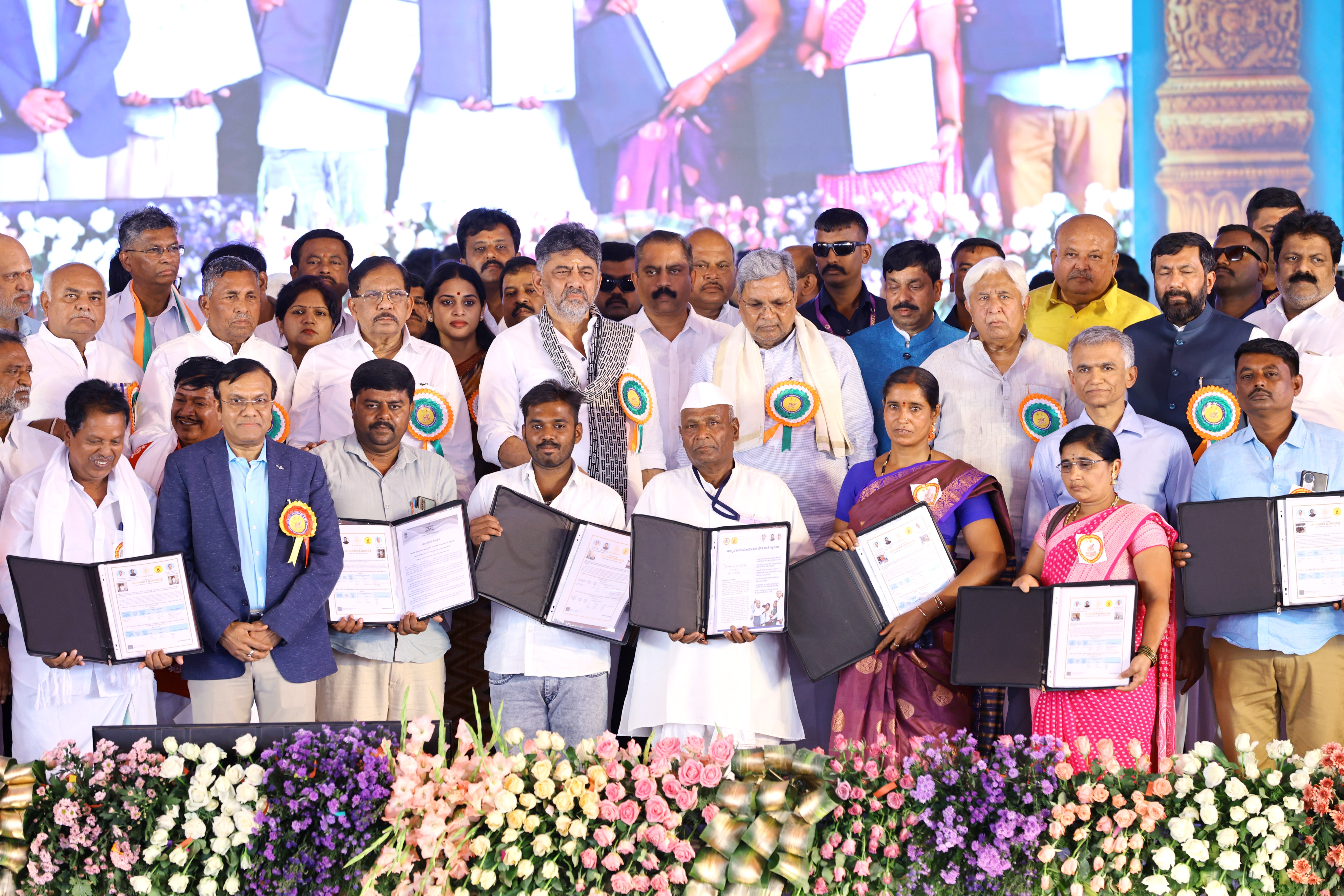 ಹಾವೇರಿಯಲ್ಲಿ ಶನಿವಾರ ಆಯೋಜಿಸಿದ್ದ ‘ಭೂ ಗ್ಯಾರಂಟಿ ಸಮರ್ಪಣಾ ಸಮಾವೇಶ’ದಲ್ಲಿ ಮುಖ್ಯಮಂತ್ರಿ ಸಿದ್ದರಾಮಯ್ಯ ಹಾಗೂ ಉಪಮುಖ್ಯಮಂತ್ರಿ ಡಿ.ಕೆ. ಶಿವಕುಮಾರ ಅವರು ಫಲಾನುಭವಿಗಳಿಗೆ ಹಕ್ಕುಪತ್ರ  ವಿತರಿಸಿದರು. ಸಚಿವರಾದ ಶಿವಾನಂದ ಪಾಟೀಲ ಕೆ.ಎಚ್.ಮುನಿಯಪ್ಪ ಜಿ.ಪರಮೇಶ್ವರ ಎಚ್.ಕೆ.ಪಾಟೀಲ ಮತ್ತಿತರರು ಇದ್ದರು.