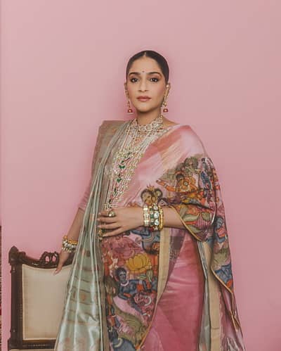 ಸೋನಮ್ ಅವರು ಸೀರೆಗೆ ಹೊಂದಿಕೆಯಾಗುವಂತೆ ಕುಂದನ್ ಆಭರಣಗಳನ್ನು ಧರಿಸಿದ್ದಾರೆ.