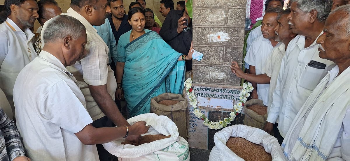 ರೈತರ ಬಳಿಗೆ ಹೋಗಿ ರಾಗಿ ಖರೀದಿಸಿ: ಅಧಿಕಾರಿಗಳಿಗೆ ಶಾಸಕ ರೂಪಕಲಾ ಶಶಿಧರ್ ತಾಕೀತು
