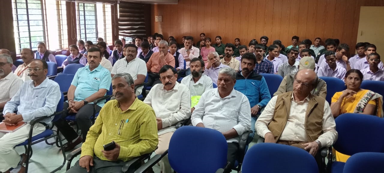 ಸಭೆಯಲ್ಲಿದ್ದ ವಿದ್ಯಾರ್ಥಿಗಳು ಹಾಗೂ ಸಾರ್ವಜನಿಕರು