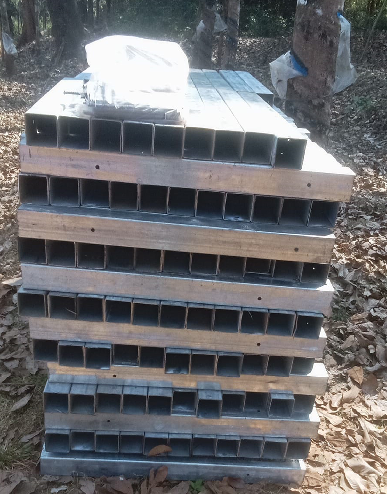 ಸೋಲಾರ್ ಟೆಂಟಕಲ್ ಬೇಲಿ ನಿರ್ಮಾಣಕ್ಕೆ ಸಾಮಗ್ರಿ ತಂದಿಟ್ಟಿರುವುದು