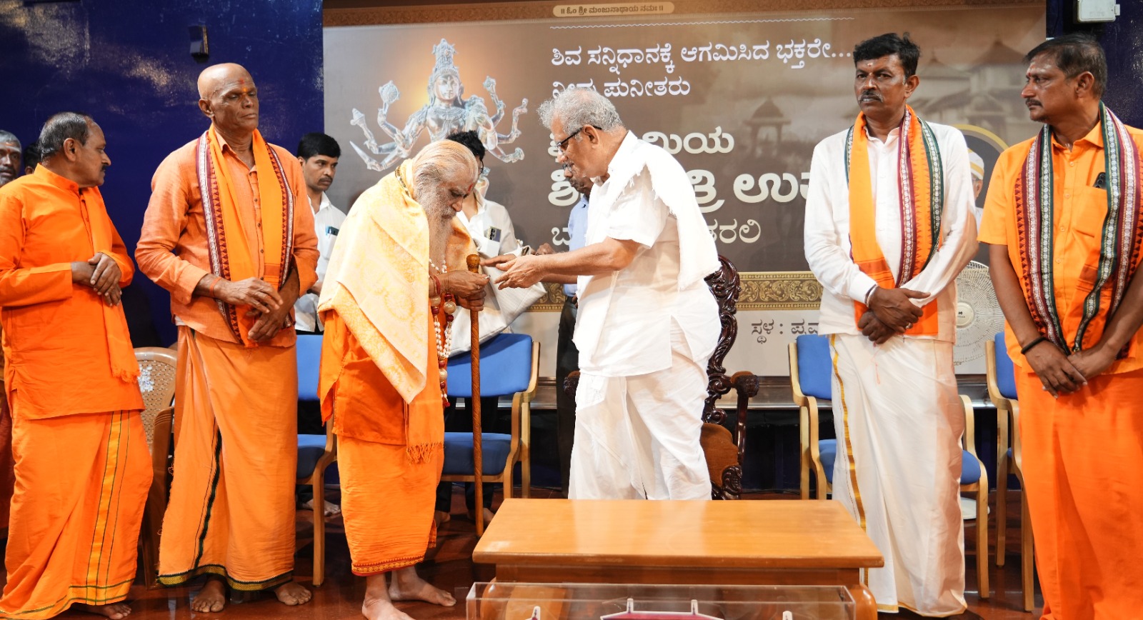 ಪಾದಯಾತ್ರೆಯ ರೂವಾರಿ ಗುರು ಹನುಮಂತಪ್ಪ ಸ್ವಾಮೀಜಿ ಅವರನ್ನು ವೀರೇಂದ್ರ ಹೆಗ್ಗಡೆ ಗೌರವಿಸಿದರು