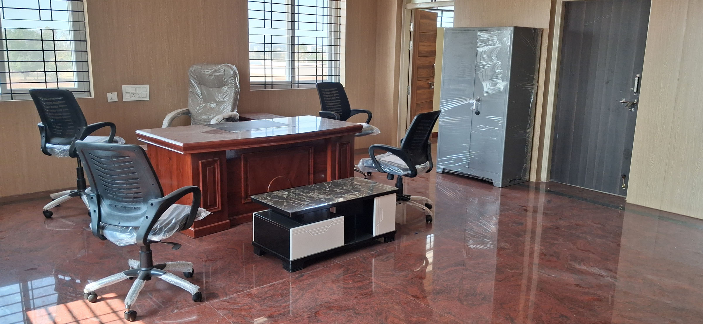 ಸಹಾಯಕ ಪ್ರಾದೇಶಿಕ ಸಾರಿಗೆ ಅಧಿಕಾರಿಗಳ ಕಚೇರಿ ಅಧಿಕಾರಿಗಳ ನೂತನ ಟೇಬಲ್‌ ಕುರ್ಚಿಗಳು.