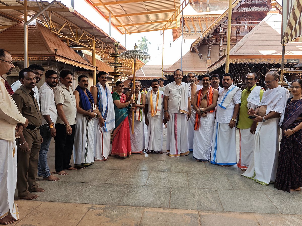 ಪುತ್ತೂರು ದೇವಳಕ್ಕೆ ₹7 ಲಕ್ಷದ ಬೆಳ್ಳಿ ಛತ್ರಿ ಸಮರ್ಪಣೆ 