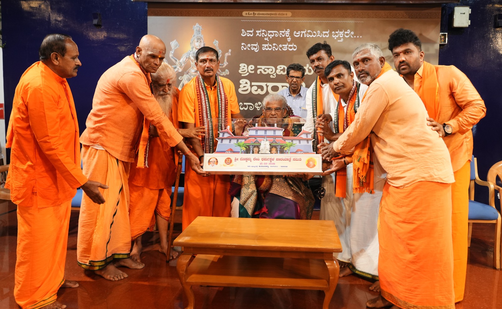 ಪಾದಯಾತ್ರೆಯ ರೂವಾರಿ ಗುರು ಹನುಮಂತಪ್ಪ ಸ್ವಾಮೀಜಿ ಅವರನ್ನು ವೀರೇಂದ್ರ ಹೆಗ್ಗಡೆ ಗೌರವಿಸಿದರು