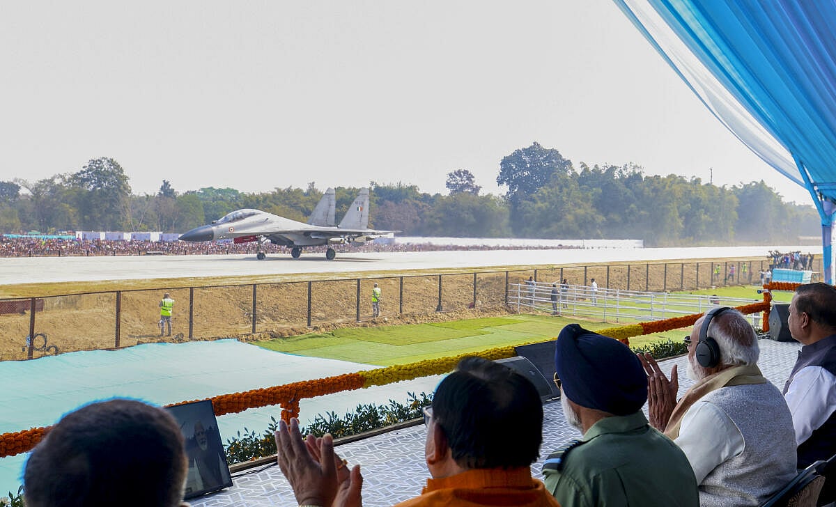 VIDEO: ಮೊರನ್ ಬೈಪಾಸ್‌ನಲ್ಲಿ ವಿಮಾನ, ಹೆಲಿಕಾಪ್ಟರ್‌ ಲ್ಯಾಡಿಂಗ್ ವೀಕ್ಷಿಸಿದ ಮೋದಿ