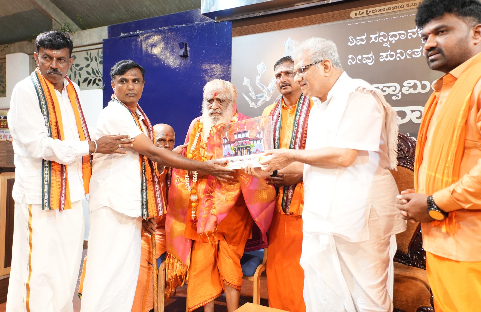 ಪಾದಯಾತ್ರೆಯ ರೂವಾರಿ ಗುರು ಹನುಮಂತಪ್ಪ ಸ್ವಾಮೀಜಿ ಅವರನ್ನು ವೀರೇಂದ್ರ ಹೆಗ್ಗಡೆ ಗೌರವಿಸಿದರು