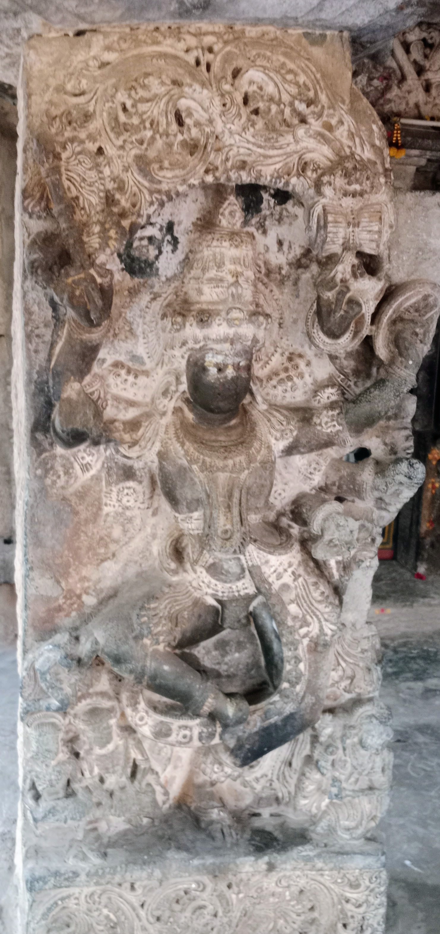 ನೂರಾರು ವರ್ಷ ಮಣ್ಣಿನಿಂದ ಮುಚ್ಚಿದ್ದರಿಂದ ಹಾಳಾಗಿರುವ ಕಲಾಕೃತಿ 