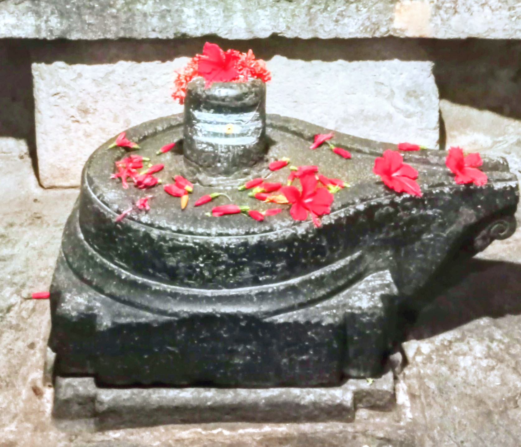 ಕುಂಬಳೇಶ್ವರ ದೇವಾಲಯದ ಗರ್ಭಗುಡಿಯ ಲಿಂಗ.