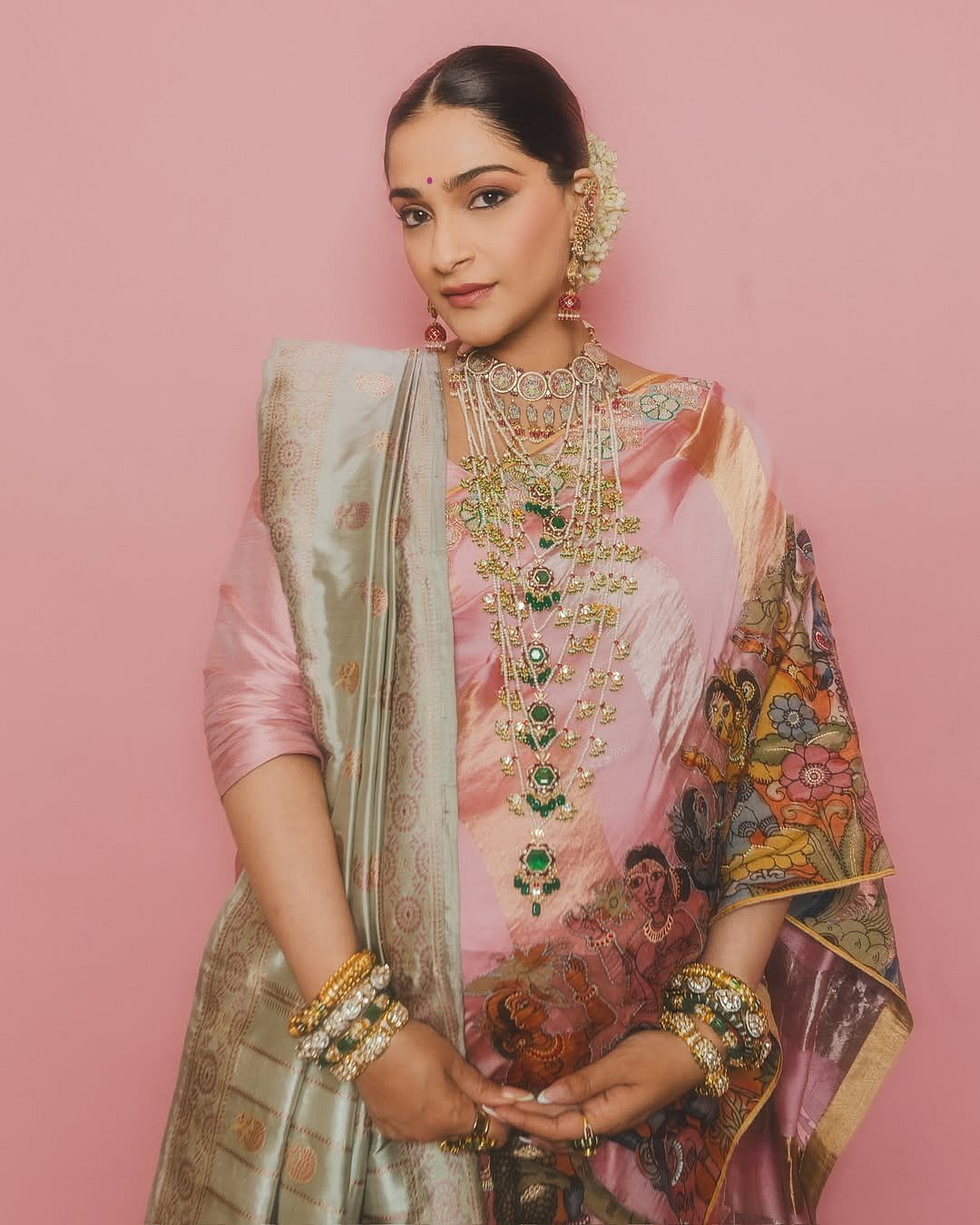 ಸಾಂಪ್ರದಾಯಿಕ ಕಲಂಕಾರಿ ಸೀರೆಯಲ್ಲಿ ನಟಿ ಸೋನಮ್ ಕಪೂರ್ ಬೇಬಿ ಬಂಪ್ ಪೋಟೊಶೂಟ್