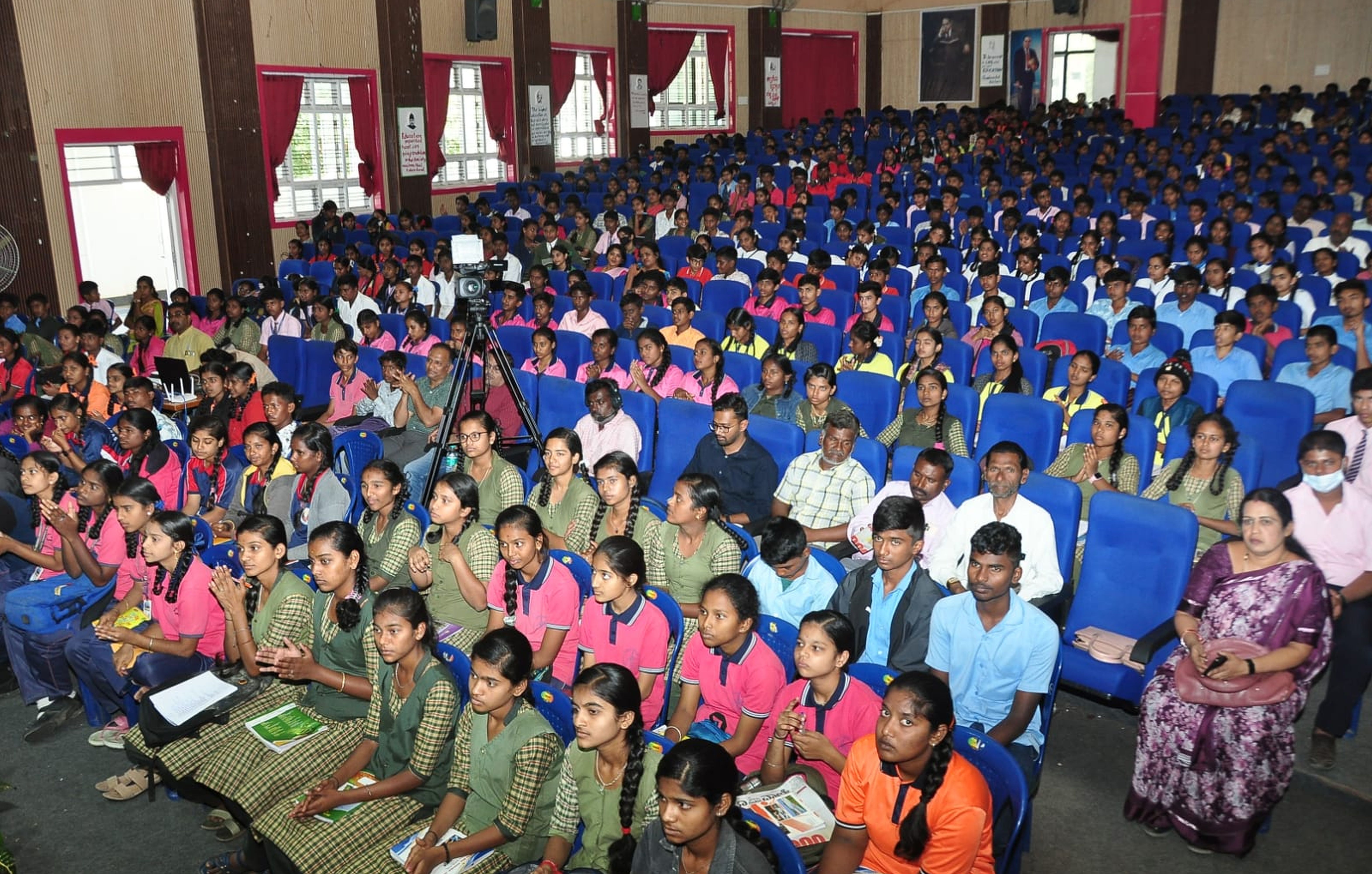 ಕಾರ್ಯಾಗಾರದಲ್ಲಿ ಪಾಲ್ಗೊಂಡಿದ್ದ ವಿದ್ಯಾರ್ಥಿಗಳು ಮತ್ತು ಶಿಕ್ಷಕರು 