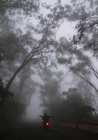 ಮಂಜು, ಮಬ್ಬುಗತ್ತಲಿನ ಇಬ್ಬನಿಯಿಂದ ಕೂಡಿರುವ ನಂದಿಬೆಟ್ಟವು ಅನೇಕ ಪ್ರೇಮಿಗಳ ನೆಚ್ಚಿನ ತಾಣವೂ ಆಗಿದೆ.