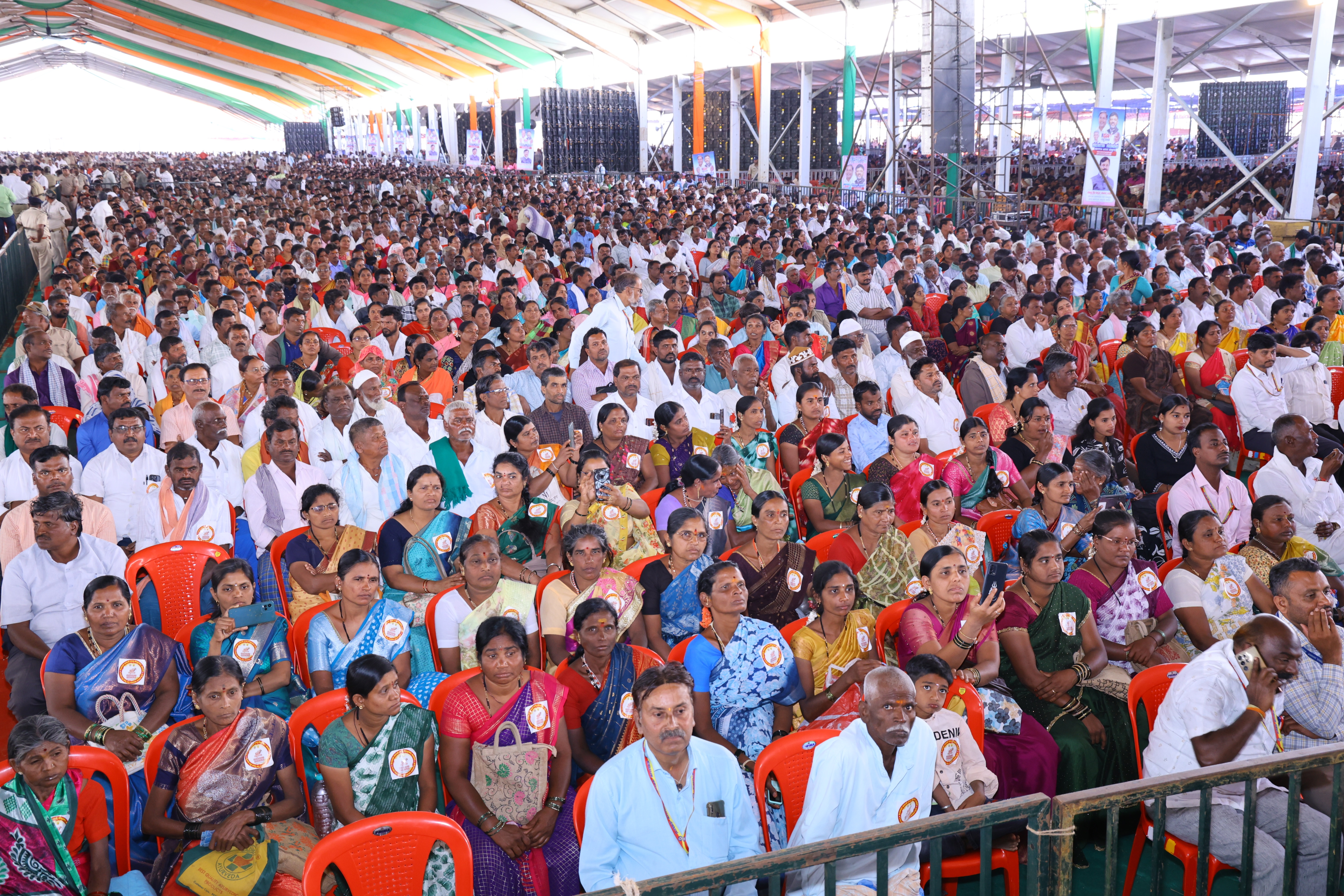 ಹಾವೇರಿಯಲ್ಲಿ ಶುಕ್ರವಾರ ಆಯೋಜಿಸಿದ್ದ ‘ಭೂ ಗ್ಯಾರಂಟಿ ಸಮರ್ಪಣಾ ಸಮಾವೇಶ’ದಲ್ಲಿ ಪಾಲ್ಗೊಂಡಿದ್ದ ಜನರು