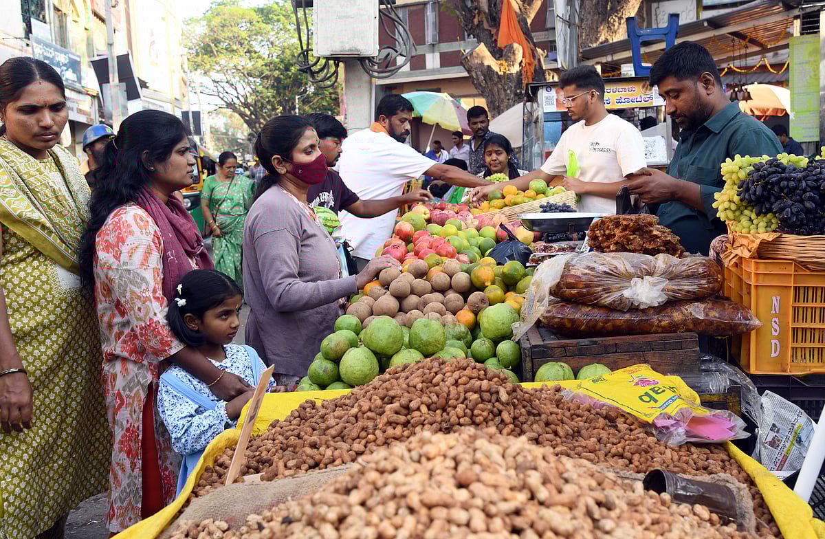ಮಹಾಶಿವರಾತ್ರಿ ಸಂಭ್ರಮ: ಮಾರುಕಟ್ಟೆಯಲ್ಲಿ ಹಣ್ಣು, ಹೂವುಗಳ ಖರೀದಿ ಭರಾಟೆ